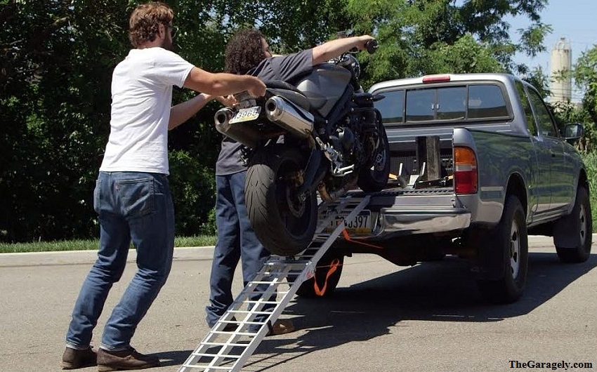 The Process of Tying Down the Motorcycle for Transport